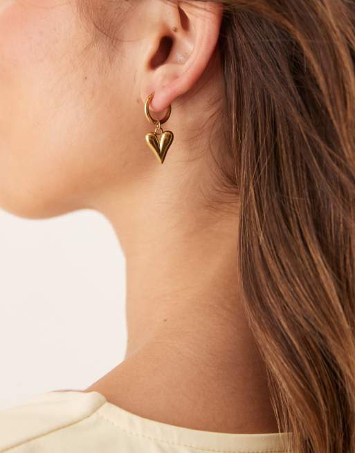 ASOS DESIGN - Orecchini a cerchio piccoli color oro antico in acciaio inossidabile con pendente a forma di cuore
