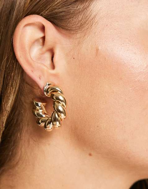 Orecchini a cerchio in oro con svariati spessori e design attorcigliato