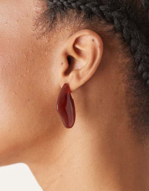 ASOS DESIGN - Orecchini asimmetrici con design astratto in pietra sintetica