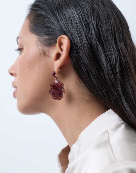 ASOS DESIGN - Orecchini bordeaux a goccia con motivo floreale a filo sottile - view 1