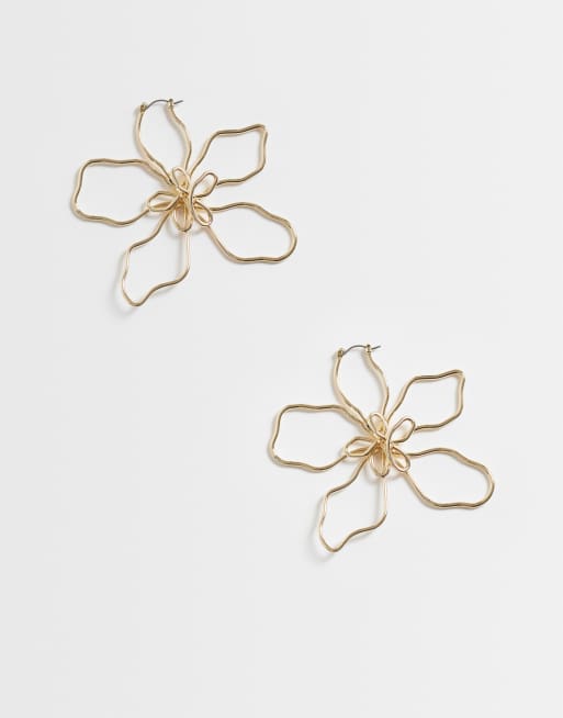 ASOS DESIGN - Orecchini color oro in filo metallico a forma di fiore