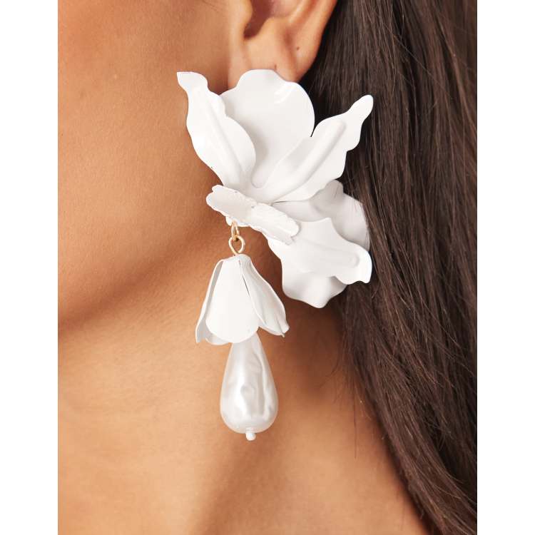 Orecchini a clip con foglie di cristallo rosa di Kenneth Jay Lane's Vintage con perle finte in vendita su Italia