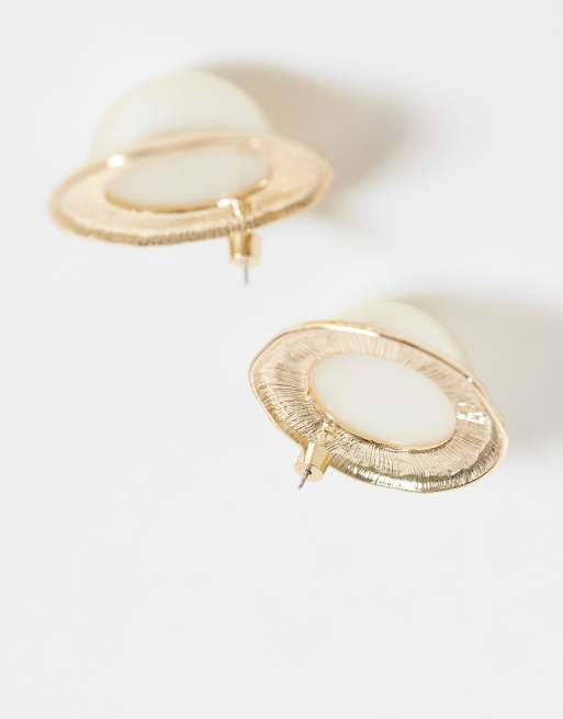 ASOS DESIGN orecchini grandi con borchie e centro in perla sintetica color oro, 4 di 4