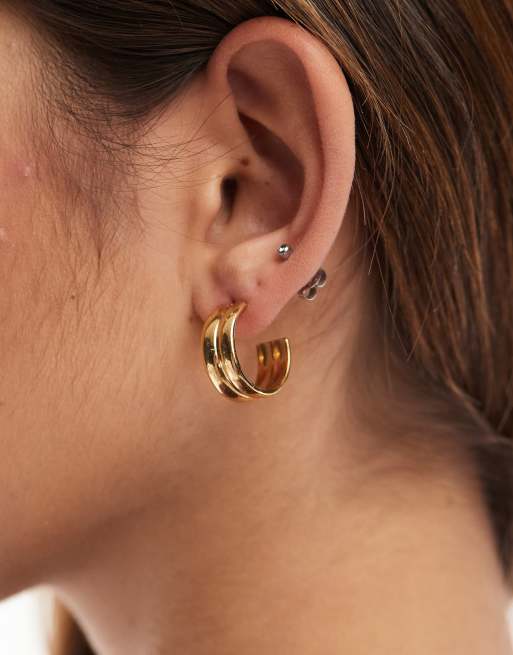 ASOS DESIGN - Orecchini in acciaio inossidabile resistente all'acqua color oro con design a coste