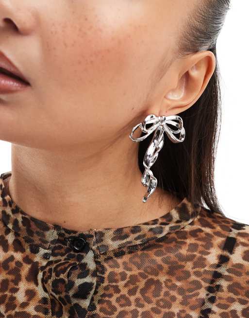 ASOS DESIGN - Orecchini oversize a bottone a forma di fiocco color argento