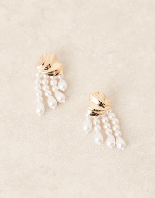 ASOS DESIGN - Orecchini pendenti a bottone dorati effetto fuso con perle sintetiche, 2 di 3