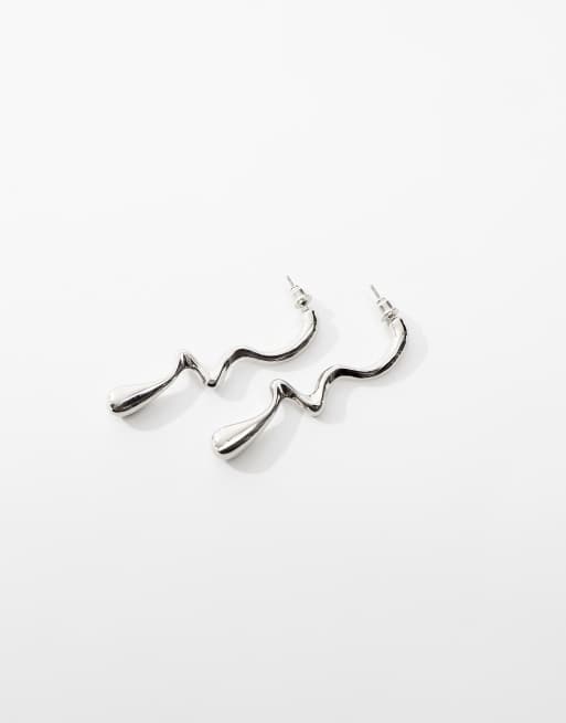 ASOS DESIGN - Orecchini pendenti argentati con design fuso ondulato, 2 di 4