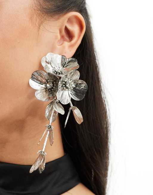 ASOS DESIGN - Orecchini pendenti color argento con fiori in 3D