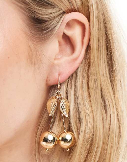ASOS DESIGN - Orecchini pendenti color oro a forma di ciliegie
