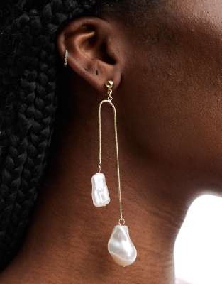 ASOS DESIGN - Orecchini pendenti color oro con catenina e perle sintetiche di acqua dolce