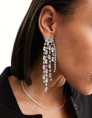 ASOS DESIGN - Orecchini pendenti con motivo con cristalli a goccia color argento
