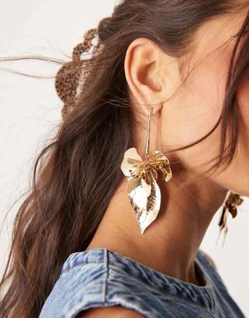 ASOS DESIGN - Orecchini pendenti dorati con design a fiori con foglie