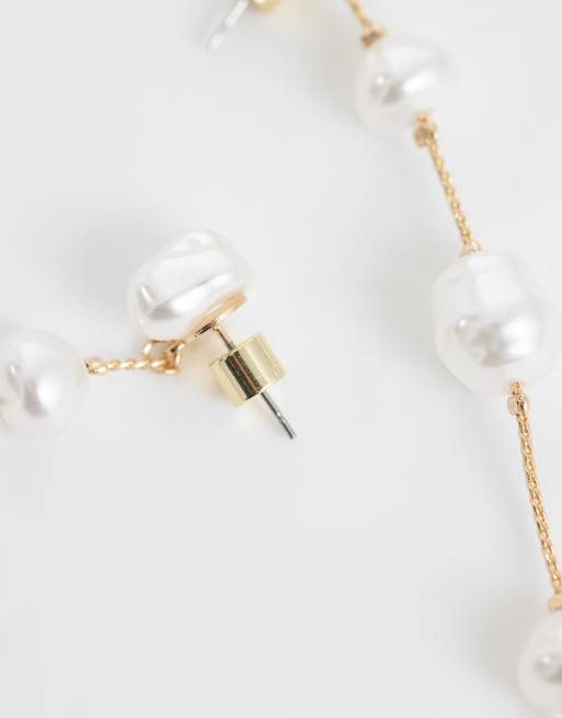 ASOS DESIGN - Orecchini pendenti dorati con perle d'acqua dolce sintetiche, 3 di 4