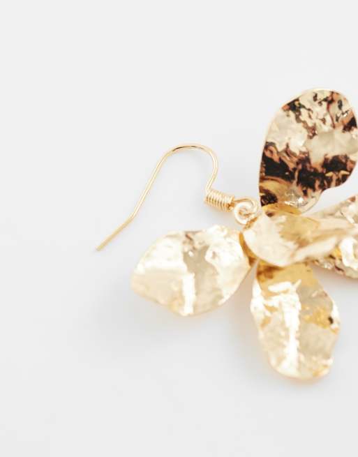ASOS DESIGN - Orecchini pendenti dorati martellati con pendenti a fiori, 3 di 4