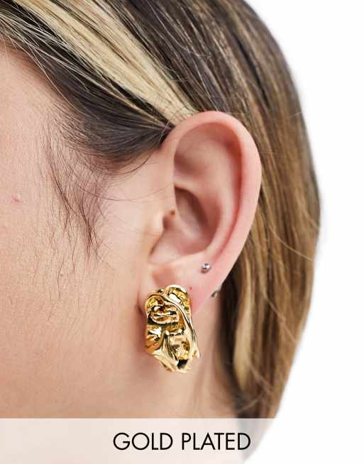ASOS DESIGN - Orecchino a bottone placcato oro 14 carati con dettaglio colato