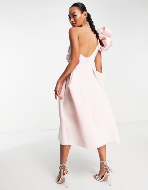 ASOS DESIGN - Origami midi-galajurk met blote schouder in beigeroze, 3 van 4