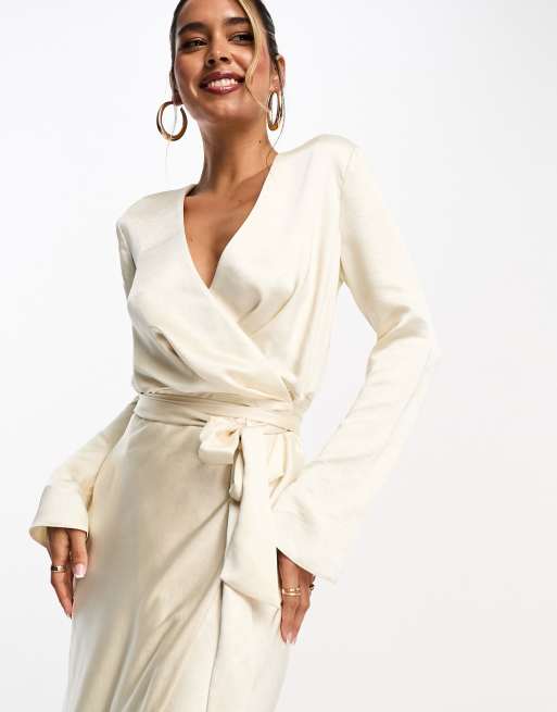 ASOS DESIGN – Ostronvit midaxilänning i satin med långa ärmar och omlottdesign, 3 av 4