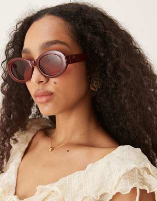 ASOS DESIGN - Ovale Sonnenbrille in Burgunderrot mit abgeschrägten Kanten