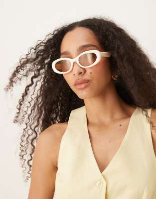 ASOS DESIGN - Ovale Sonnenbrille in Milchweiß