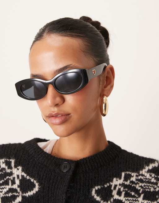 ASOS DESIGN - Ovale zonnebril in zwart met hartvormig bedeltje