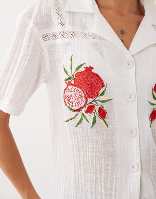 ASOS DESIGN overhemd met kanten inzet en granaatappelborduursel in wit, 3 van 4
