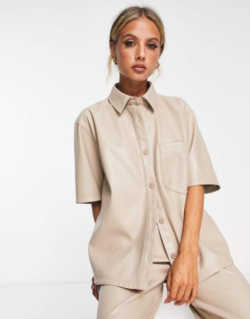 ASOS DESIGN - Overhemd van imitatieleer met korte mouwen in putty, deel van co-ord set 