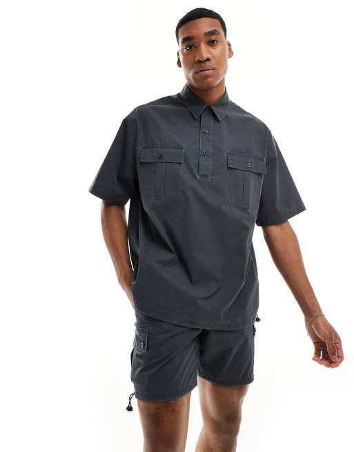 ASOS DESIGN - Overhemd zonder sluiting met cargozakken in antraciet, deel van co-ord set 