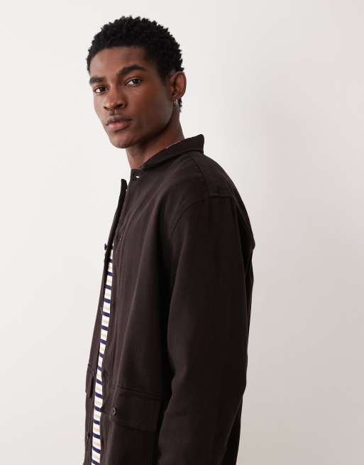 ASOS DESIGN - Overshirt van katoenen keperstof met badge in bruin, 4 van 5