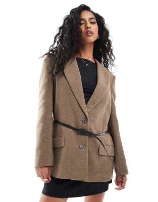 ASOS DESIGN - Oversize-Blazer mit Fischgrätmuster, Gürtel und ausgeprägter Schulterpartie-Brown