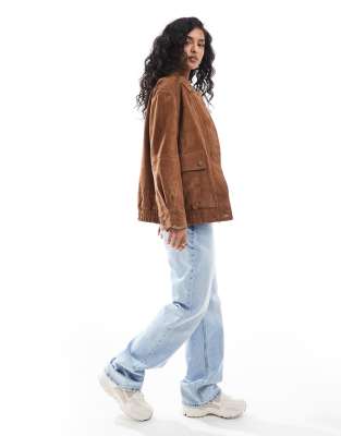 ASOS DESIGN - Oversize-Bomberjacke aus echtem Wildleder in Hellbraun