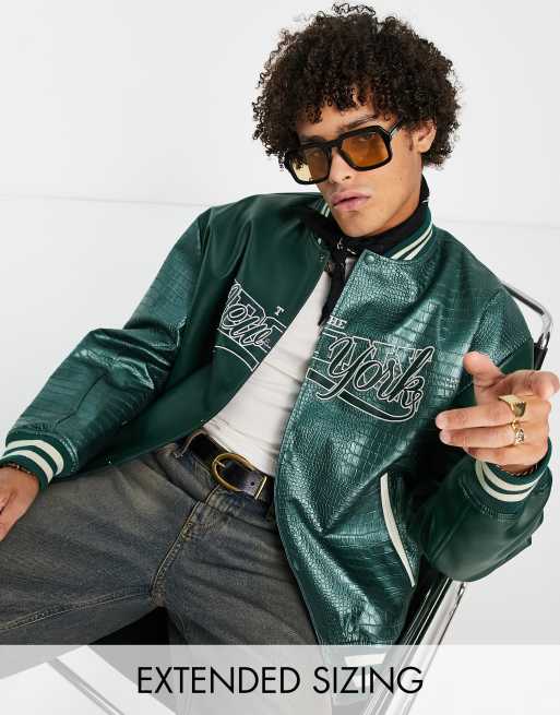 ASOS DESIGN – Oversize-Bomberjacke aus Kunstleder mit geteiltem College-Design