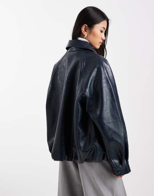 ASOS DESIGN – Oversize-Bomberjacke in marineblauer Lederoptik, 4 von 4