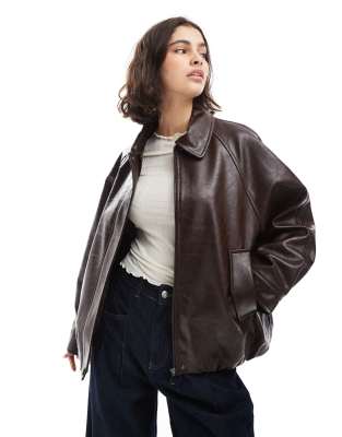 ASOS DESIGN - Oversize-Bomberjacke in schokobrauner Lederoptik