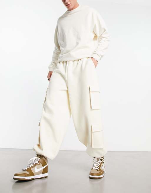ASOS DESIGN – Oversize-Cargo-Jogginghose in sanftem Weiß mit Ballon-Beinschnitt
