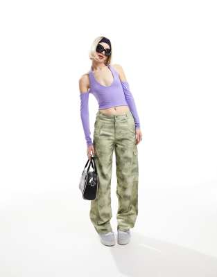 ASOS DESIGN - Oversize-Cargohose mit Military-Muster in verwischter Optik-Bunt