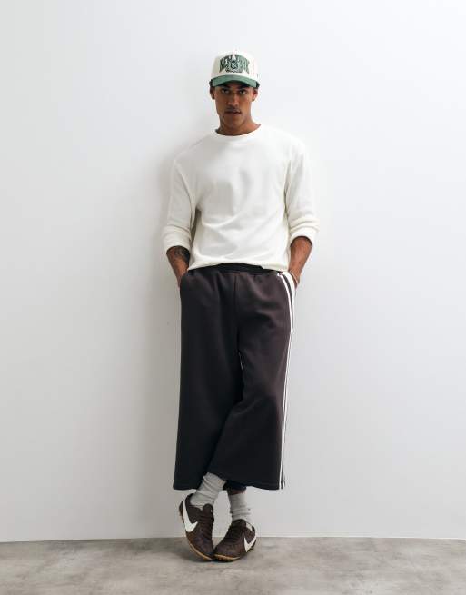 ASOS DESIGN Oversize długie szorty z tkanym lampasem w kolorze brązowym, 1 z 5