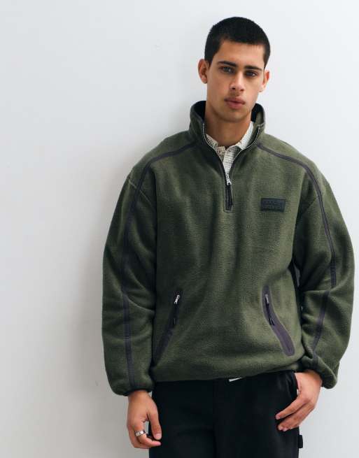 ASOS DESIGN oversize fleece med kvartsdragkedja, nylonfickor och tejpdetaljer i khaki, 2 av 5