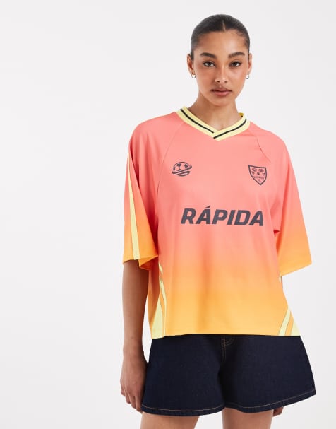 ASOS DESIGN – Oversize-Fußball-T-Shirt in Orange mit V-Ausschnitt, Farbverlauf und gesticktem Motiv - view 1