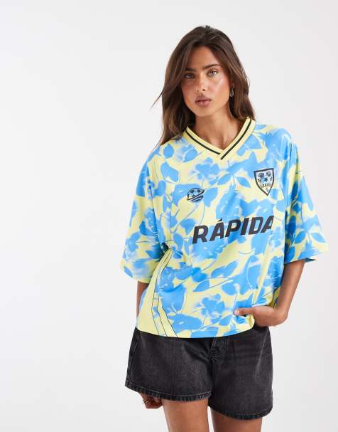 ASOS DESIGN – Oversize-Fußballtrikot in Gelb mit Blumenmuster in Blau, Grafikstickerei und V-Ausschnitt - view 1