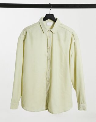 ASOS DESIGN - Oversize-Hemd aus Samt im Stil der 90r in Champagner-Neutral