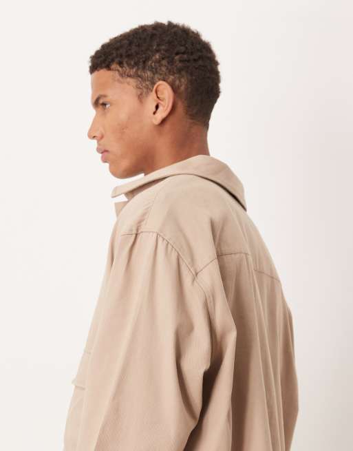 ASOS DESIGN – Oversize-Hemd aus Twill in Braun mit Reverskragen und Cargotaschen, 4 von 5