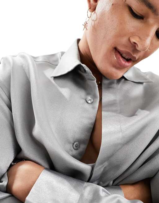 ASOS DESIGN – Oversize-Hemd im 90er-Stil aus schwerem Satin in Silber mit verdeckter Knopfleiste, 4 von 4