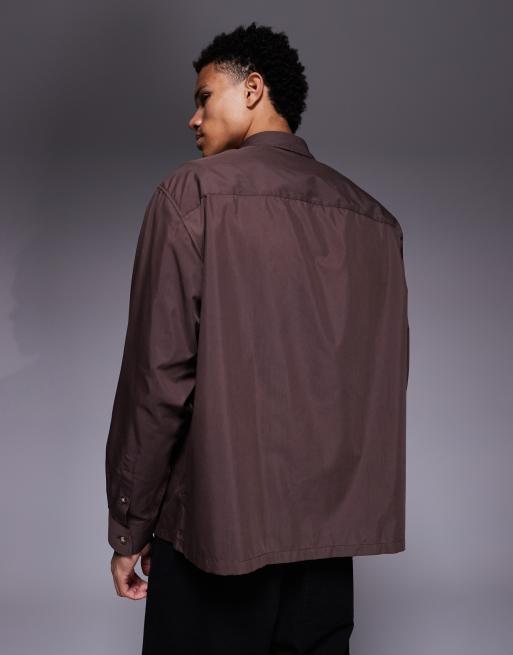 ASOS DESIGN – Oversize-Hemd in Dunkelbraun mit Print und Aufnäher auf der Vorderseite, 3 von 5