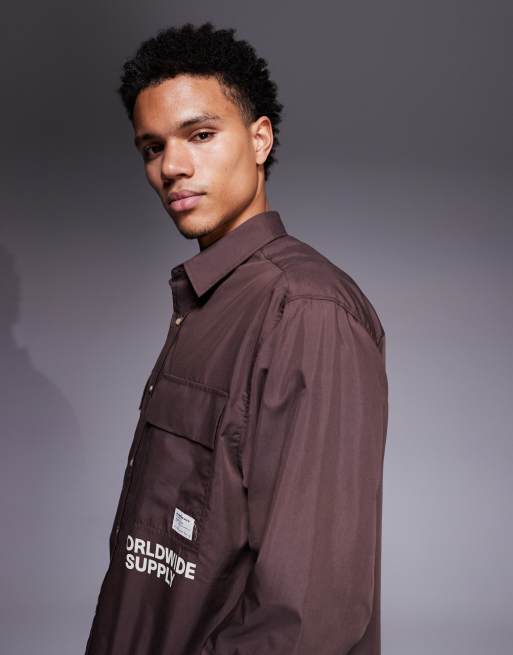 ASOS DESIGN – Oversize-Hemd in Dunkelbraun mit Print und Aufnäher auf der Vorderseite, 4 von 5