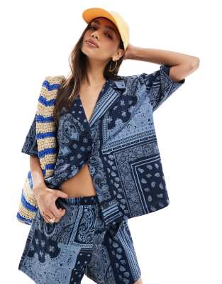 ASOS DESIGN - Oversize-Hemd in Marineblau mit Bandana-Muster, Kombiteil-Bunt