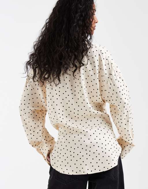 ASOS DESIGN – Oversize-Hemdbluse aus Satin in gepunktetem Buttermilchgelb mit Schaldetail, Kombiteil, 4 von 4