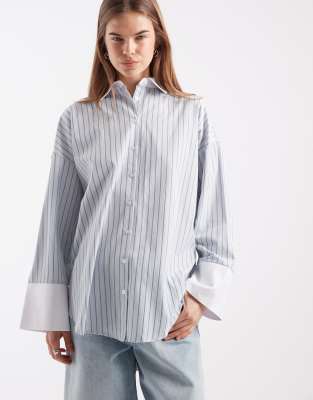 ASOS DESIGN - Oversize-Hemdbluse in gestreiftem Blau mit farblich abgesetzten Manschetten, Kombiteil-Bunt