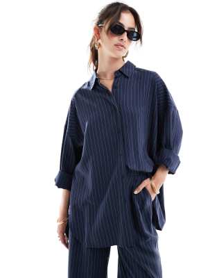 ASOS DESIGN – Oversize-Hemdbluse in gestreiftem Marineblau mit abgenähten Einsätzen