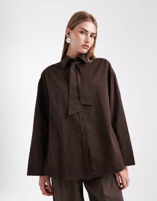 ASOS DESIGN - Oversize-Hemdbluse in Schokobraun mit Rundhalsausschnitt und Oversize-Krawattendetail-Brown