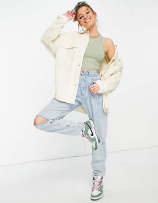 ASOS DESIGN - Oversize-Hemdjacke aus Cord in Creme-Weiß